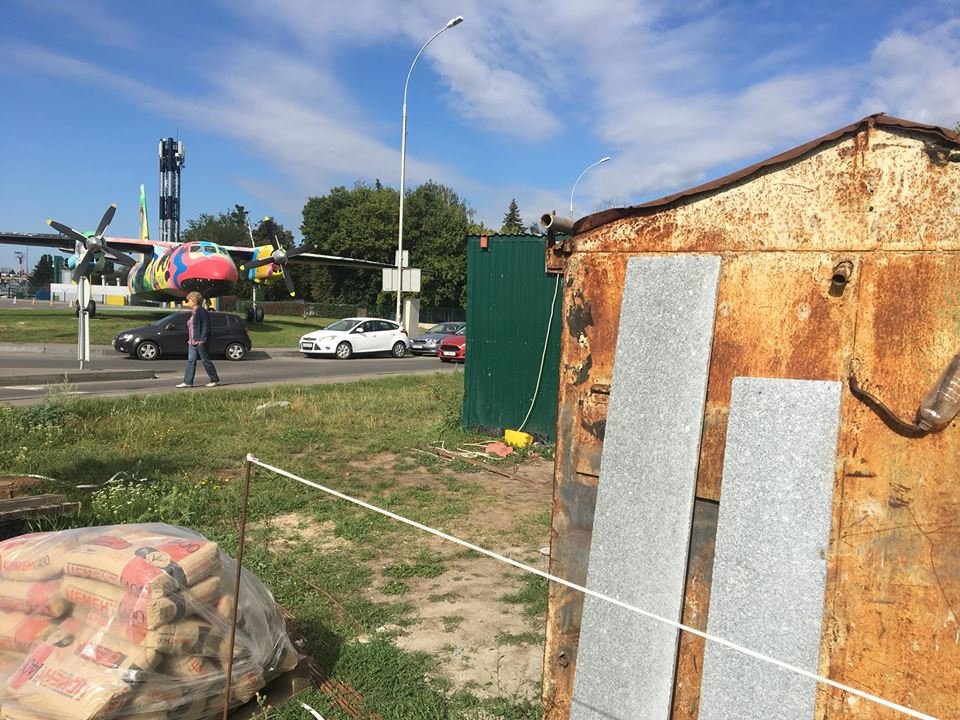 Новое строение перекрывает фасад аэропорта и арт-самолет Ан-24 со стороны Воздухофлотского проспекта