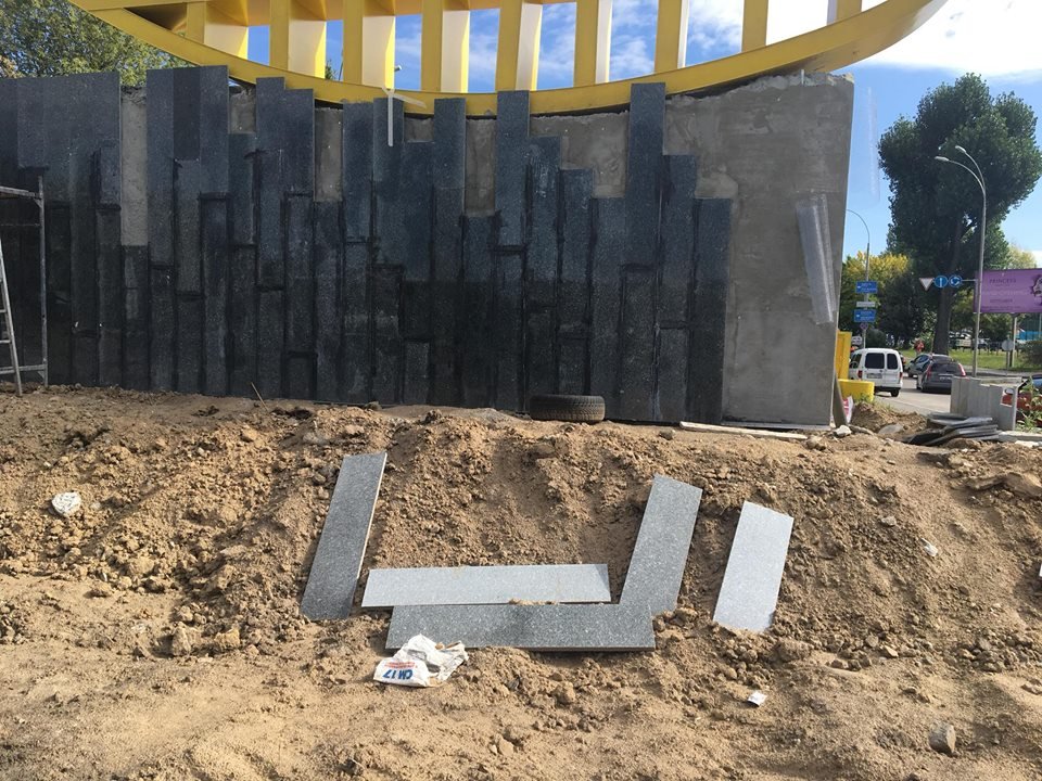 Также уточнили, что данный арт-объект устанавливается без соблюдения строительных норм