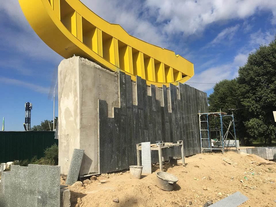 Ужасная бетонная стена уже покрывается черными мраморными плитками, которые отвалятся через несколько месяцев