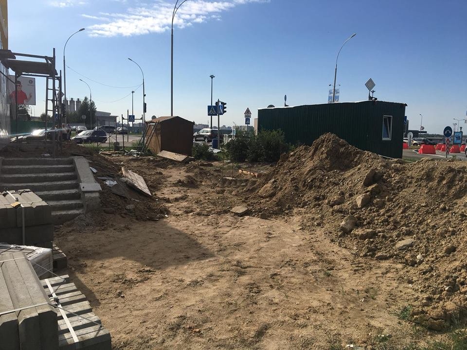 Работники около памятника поставили бытовки, будки и туалеты