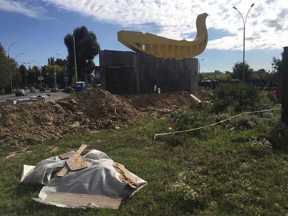 В связи с неудобным и продолжительным строительством арт-объекта, аэропорт "Киев" просит закончить его установку