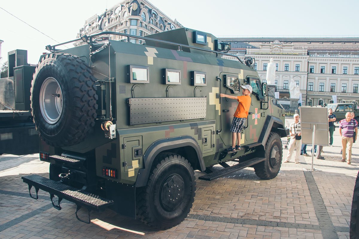 В центре Киева на Михайловской площади проходит выставка военной техники В центре Киева на Михайловской площади проходит выставка военной техники