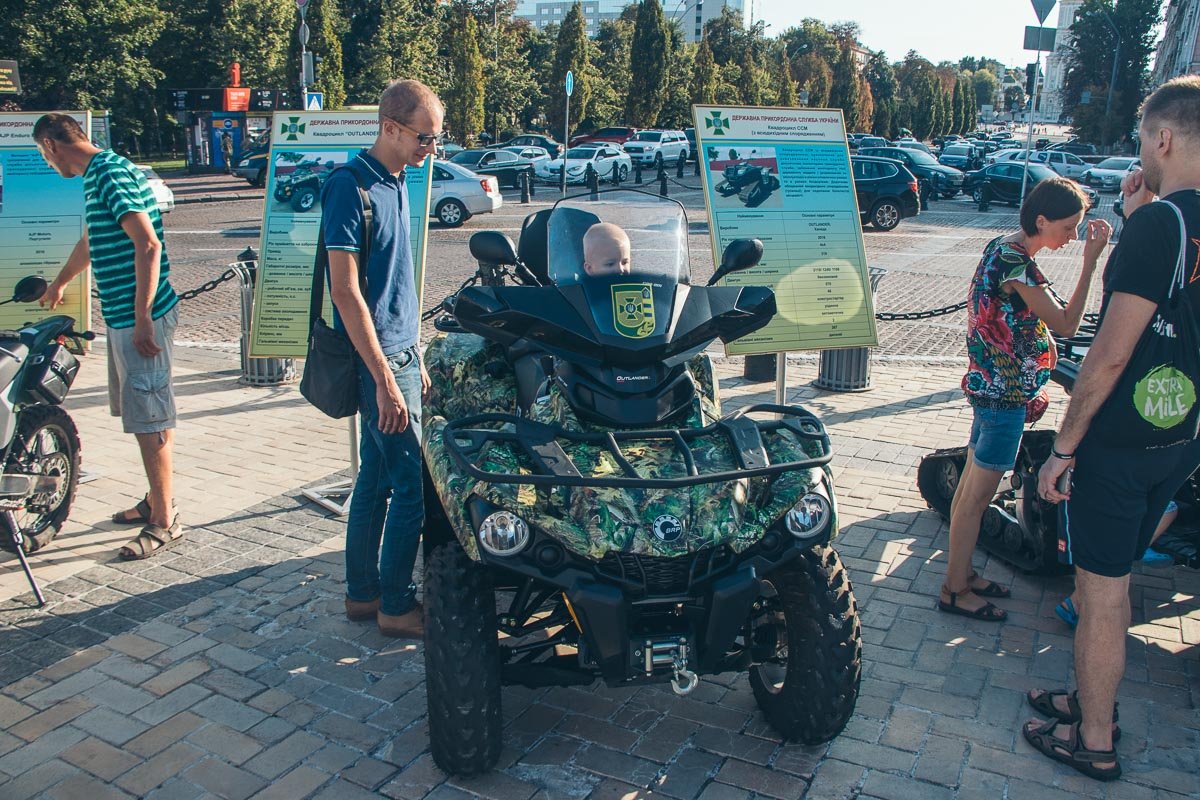 Также там можно увидеть катера, мотоциклы, квадроциклы и даже снегоход Также там можно увидеть катера, мотоциклы, квадроциклы и даже снегоход