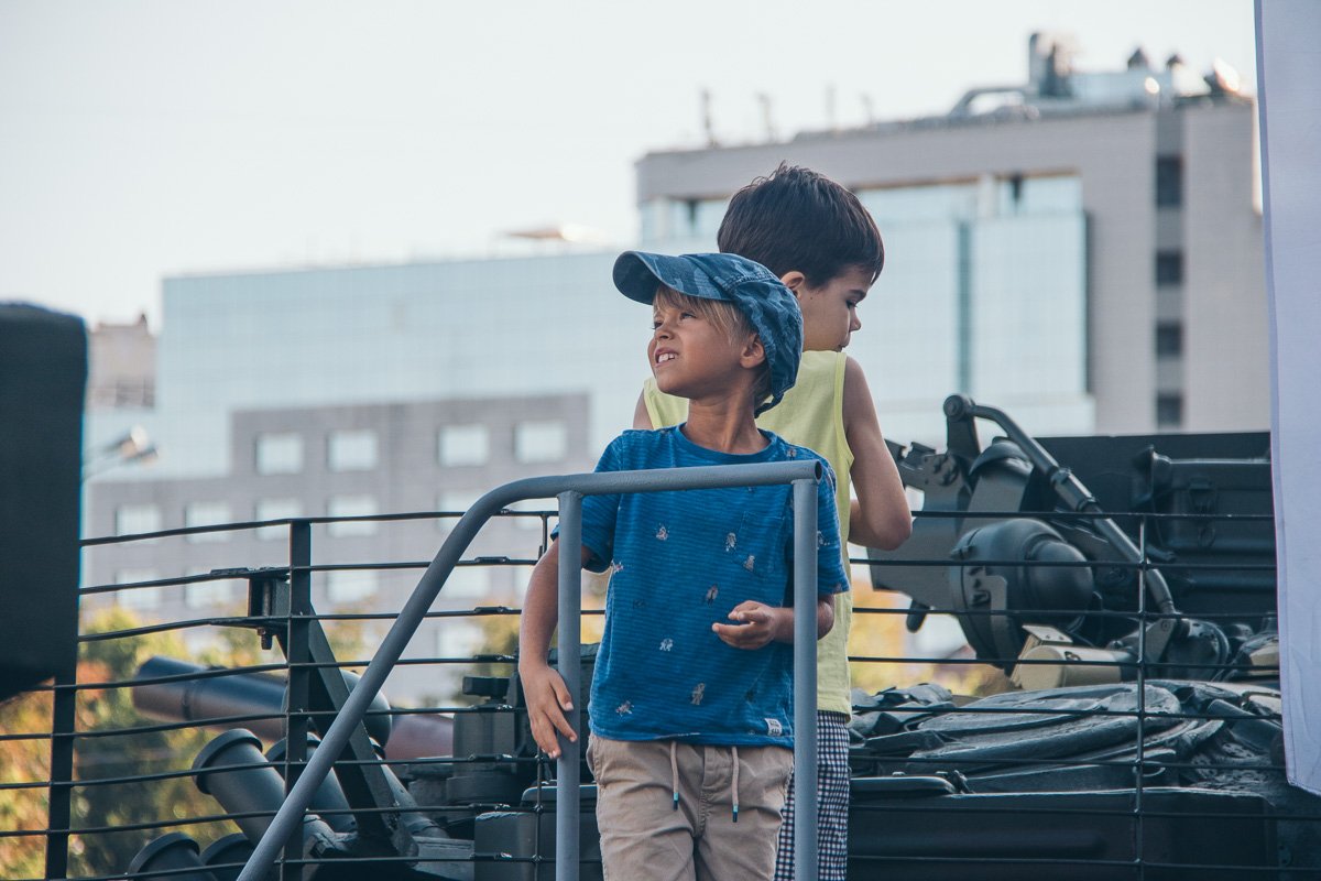 Дети разных возрастов, взрослые мужчины и женщины с восторгом фотографировались на фоне танков, ракетных установок и автомобилей Дети разных возрастов, взрослые мужчины и женщины с восторгом фотографировались на фоне танков, ракетных установок и автомобилей