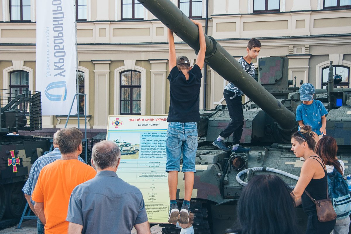 Мальчуганы стали взбираться на крыши танков и свисали с дула Мальчуганы стали взбираться на крыши танков и свисали с дула