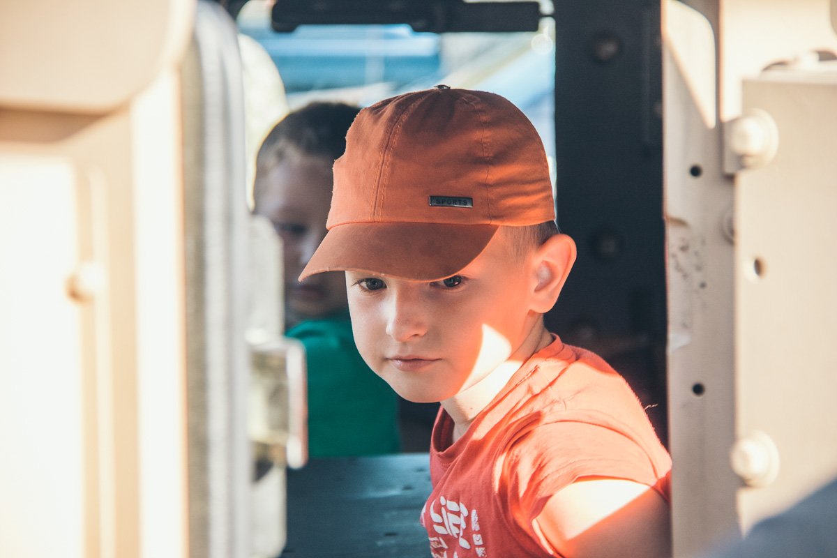 Многим очень понравилось сидеть в кабине и "управлять" транспортом Многим очень понравилось сидеть в кабине и "управлять" транспортом