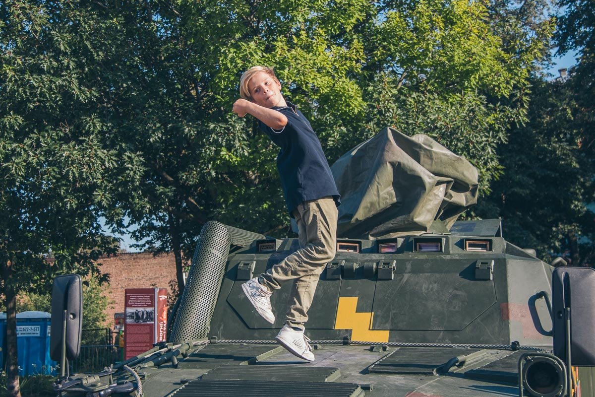 Дети бегали вокруг техники, "стреляли" и резвились Дети бегали вокруг техники, "стреляли" и резвились