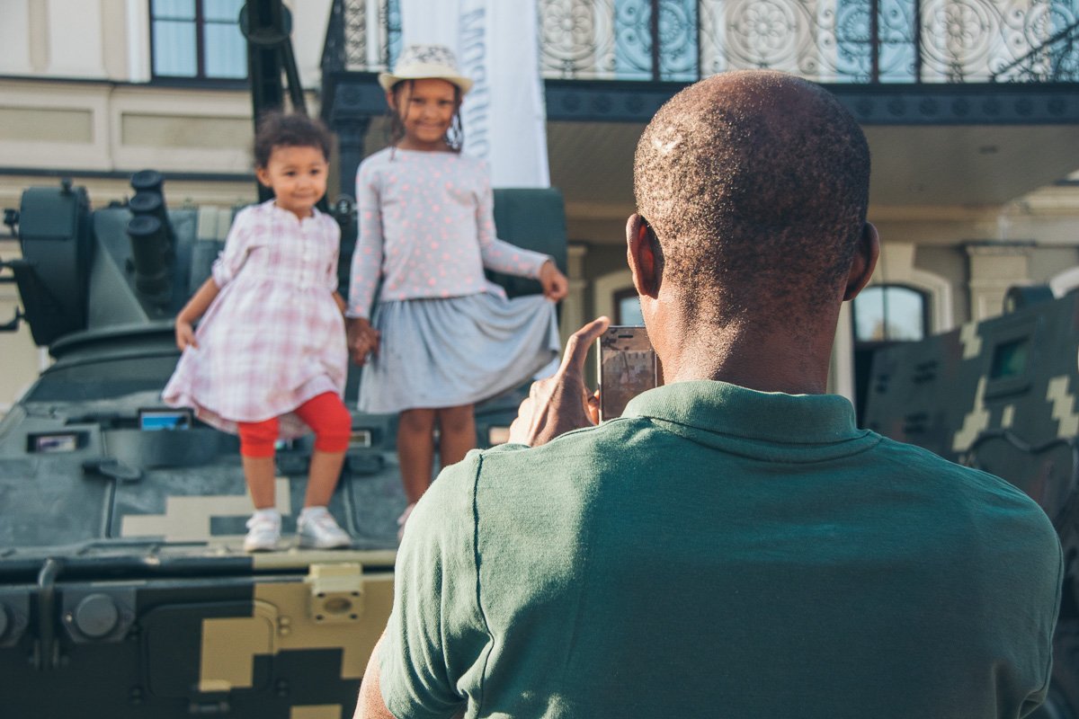Маленькие девчонки старались не отставать и тоже карабкались на танки и авто Маленькие девчонки старались не отставать и тоже карабкались на танки и авто