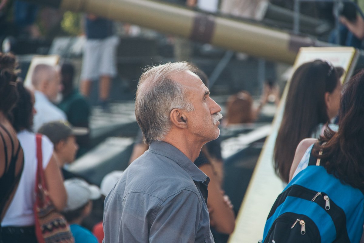 Менее эмоционально, но все же с любопытством, подходили взрослые Менее эмоционально, но все же с любопытством, подходили взрослые