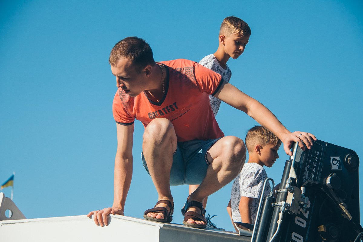 Некоторые мужчины также "разбудили в себе" маленьких мальчиков и стали обследовать технику с разных сторон Некоторые мужчины также "разбудили в себе" маленьких мальчиков и стали обследовать технику с разных сторон