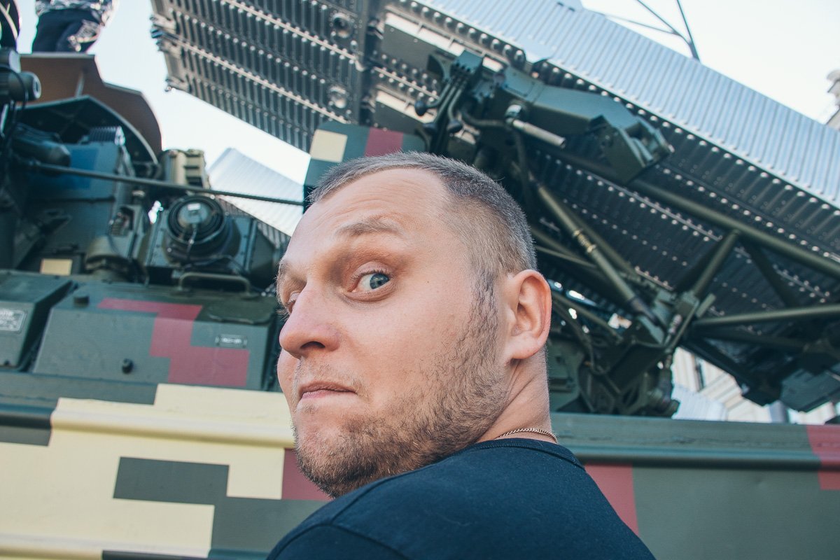 Они взбирались на крыши и в кабины, фотографируясь и восхищаясь Они взбирались на крыши и в кабины, фотографируясь и восхищаясь