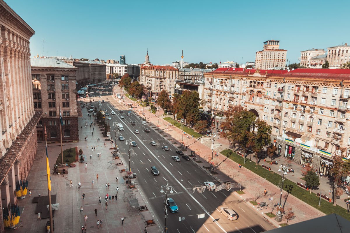 А теперь мысленно представьте, что по улице маршируют колонны военных