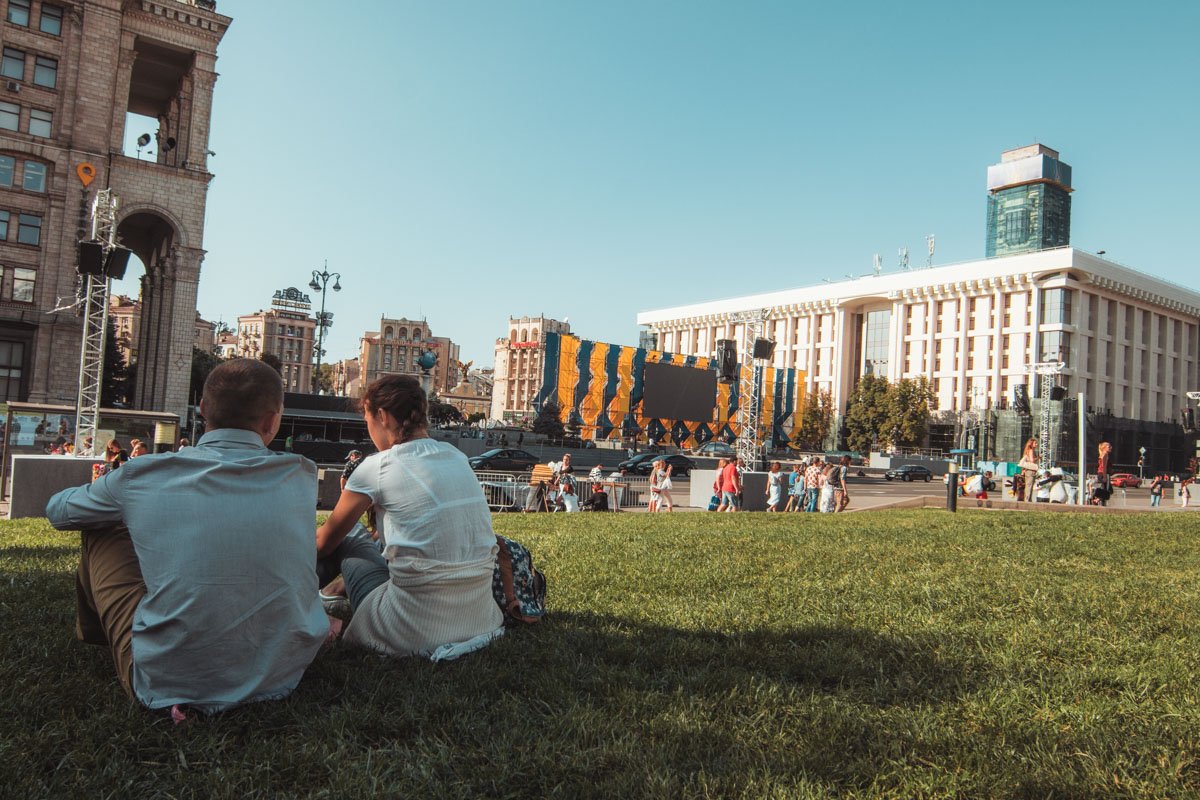 Тихо-мирно посмотреть парад на газоне