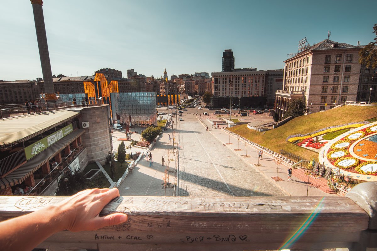 Можно присесть на травку около цветочных часов