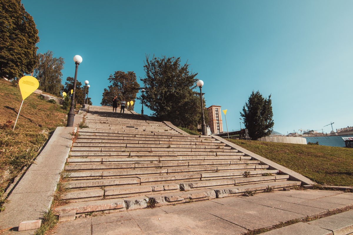 Лестница - не слишком удобно, но на крайний случай тоже сойдет