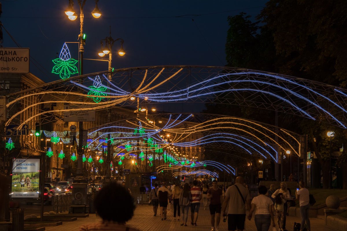 Кому-то просто в кайф прогуляться под огнями, а некоторые делают фотографии для Instagram