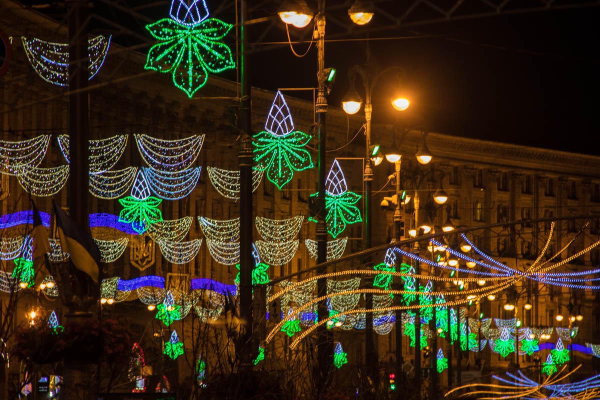 Крещатик в огнях выглядит абсолютно по другому