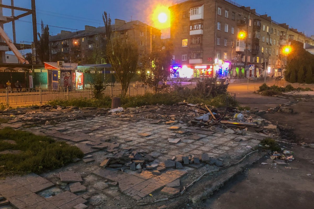 Дорога к станции метро "Тараса Шевченко" опустела