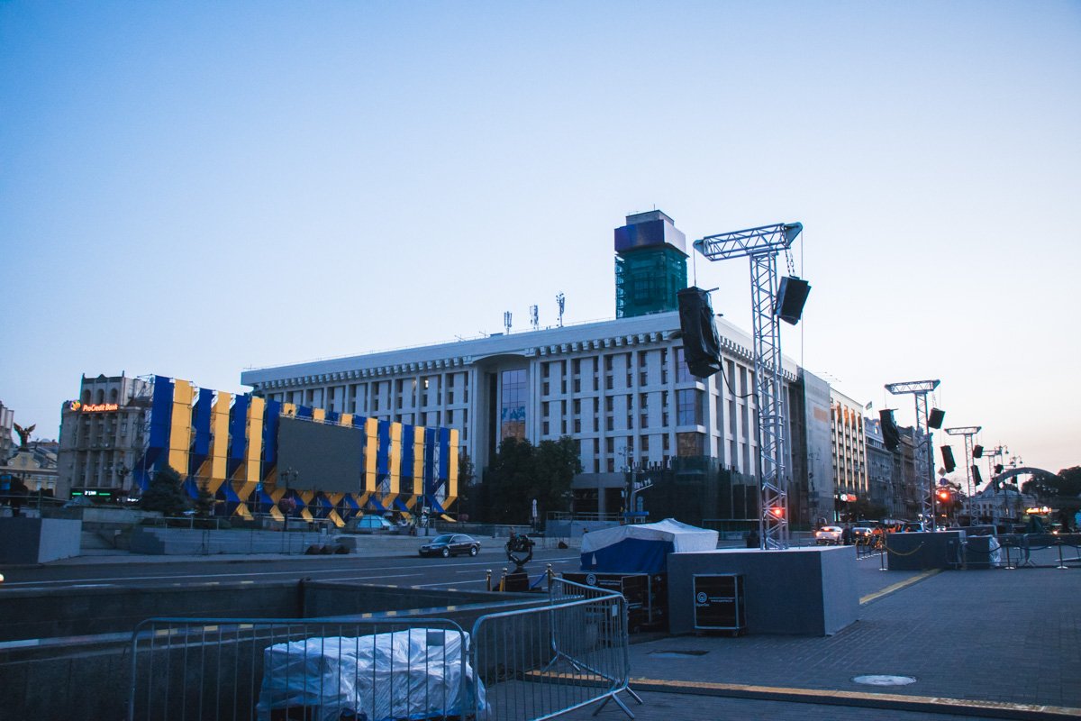 С раннего утра солнце освещает символику Украины С раннего утра солнце освещает символику Украины