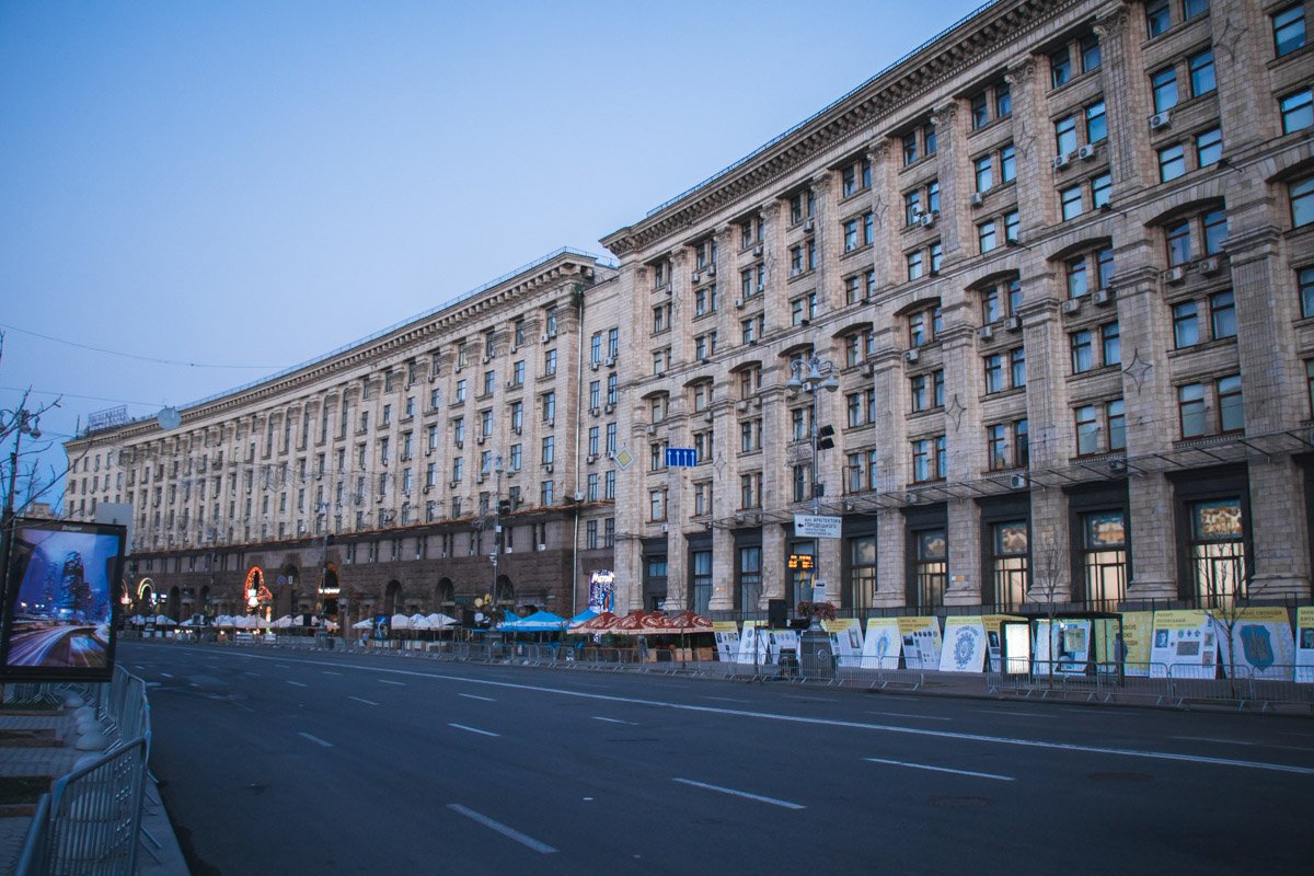 Ровно в 06:00 Крещатик перекрыли Ровно в 06:00 Крещатик перекрыли