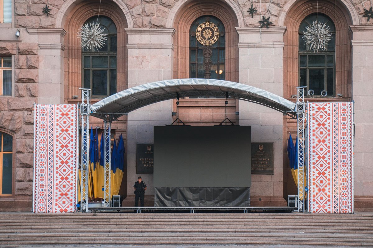 Также установили сцену под КГГА Также установили сцену под КГГА