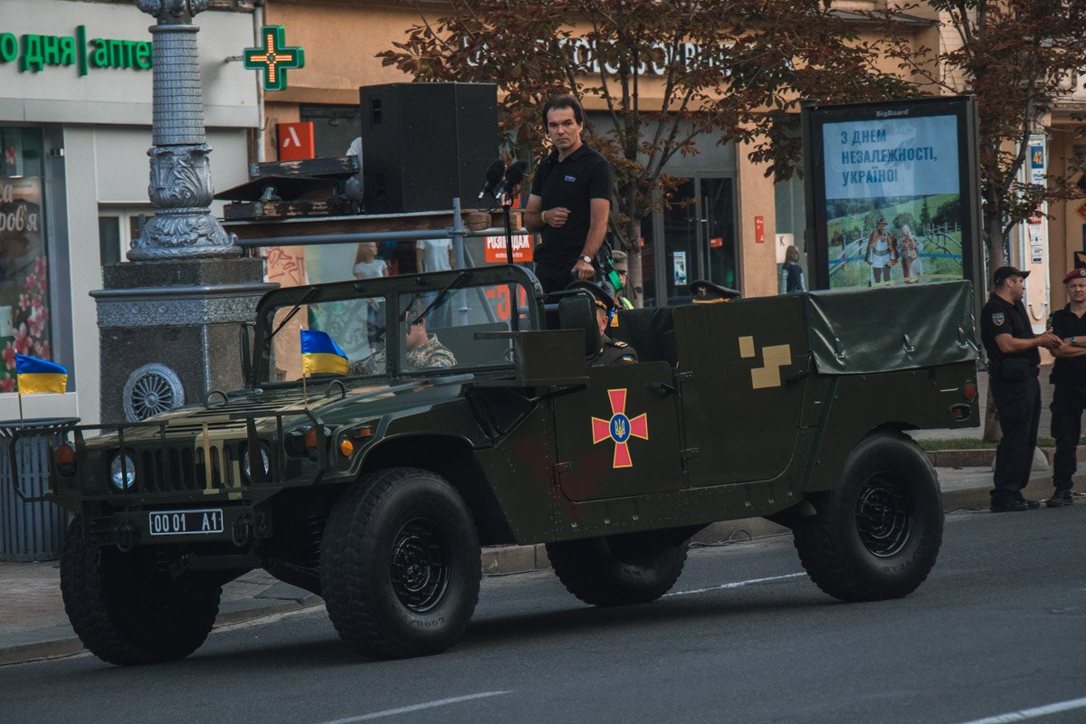 Головная машина парада на тест-драйве Головная машина парада на тест-драйве