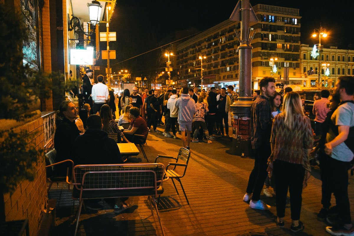 молодежь отправляется на улицы города, чтобы оторваться в очередном заведении