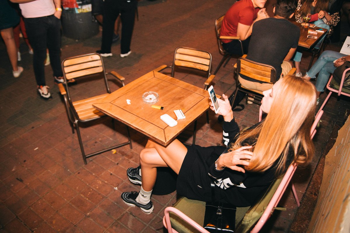 Некоторые и на тусовке не могут расстаться со своими гаджетами