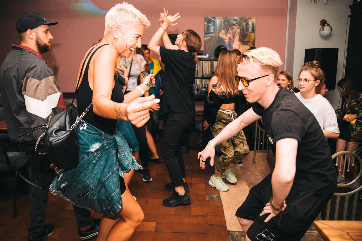 Собралось множество молодежи и вся пешеходная зона между Бессарабским рынком и Ареной "загудела" width="1200" height="800"><figcaption> Собралось множество молодежи и вся пешеходная зона между Бессарабским рынком и Ареной "загудела"
</figcaption></figure></p><p><figure class="image"><img class="wp-image-125084 size-full" title="Девушки в танце" src="https://cdn.informator.ua/@dp/media/kiev/2023/10/13/65298386b250d.jpg" alt="Девушки в танце" width="1200" height="800"><figcaption> Девушки в танце
</figcaption></figure></p><p><figure class="image"><img class="wp-image-125085 size-full" title="Кто-то просто чилит попивая коктейль" src="https://cdn.informator.ua/@dp/media/kiev/2023/10/13/6529838712b3c.jpg" alt=