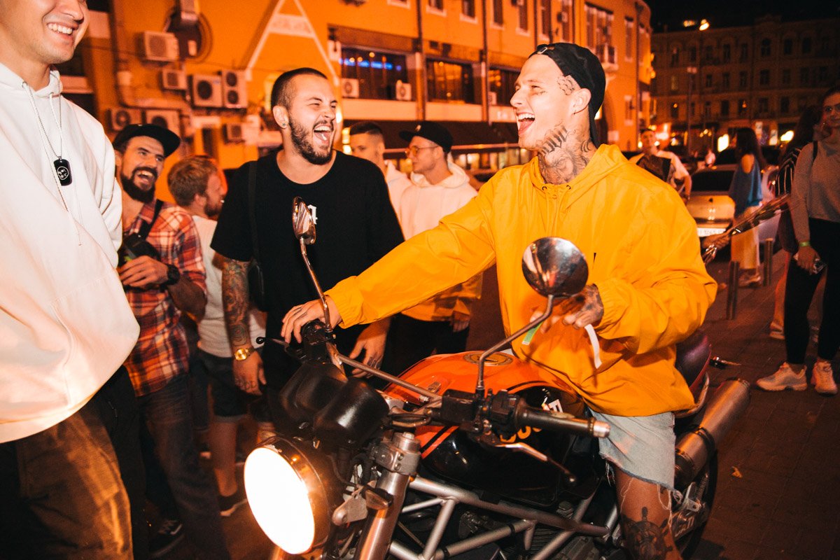 К толпе отдыхающих присоединились мотоциклисты