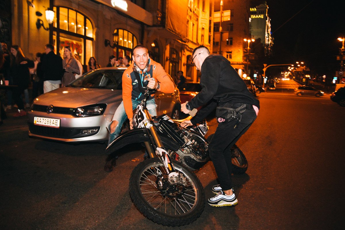 Байкеры устроили шоу и катались с пассажирами на заднем колесе.