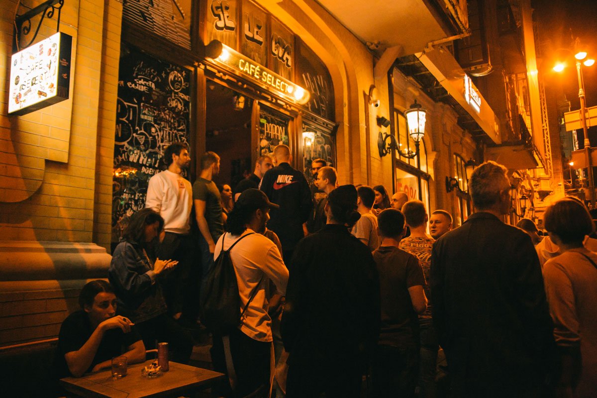 Пройти по тротуару и не остановиться на минутку послушать крутую музыку, было просто невозможно