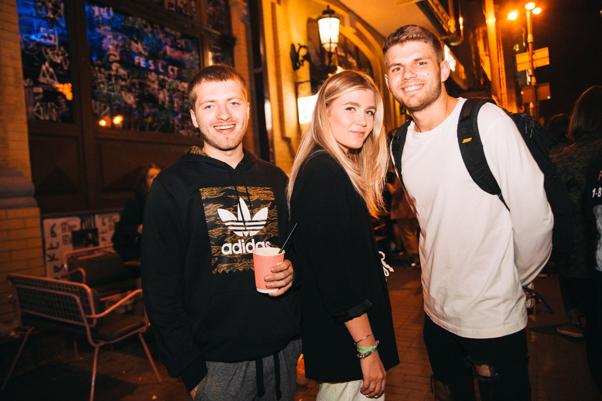 Многие посетители любезно позировали оператору