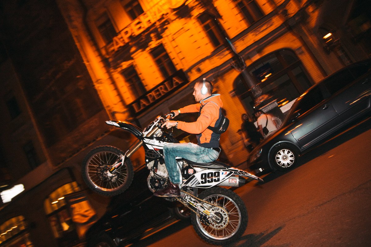 Некоторые байкеры пренебрегали защитой головы и катались без шлема