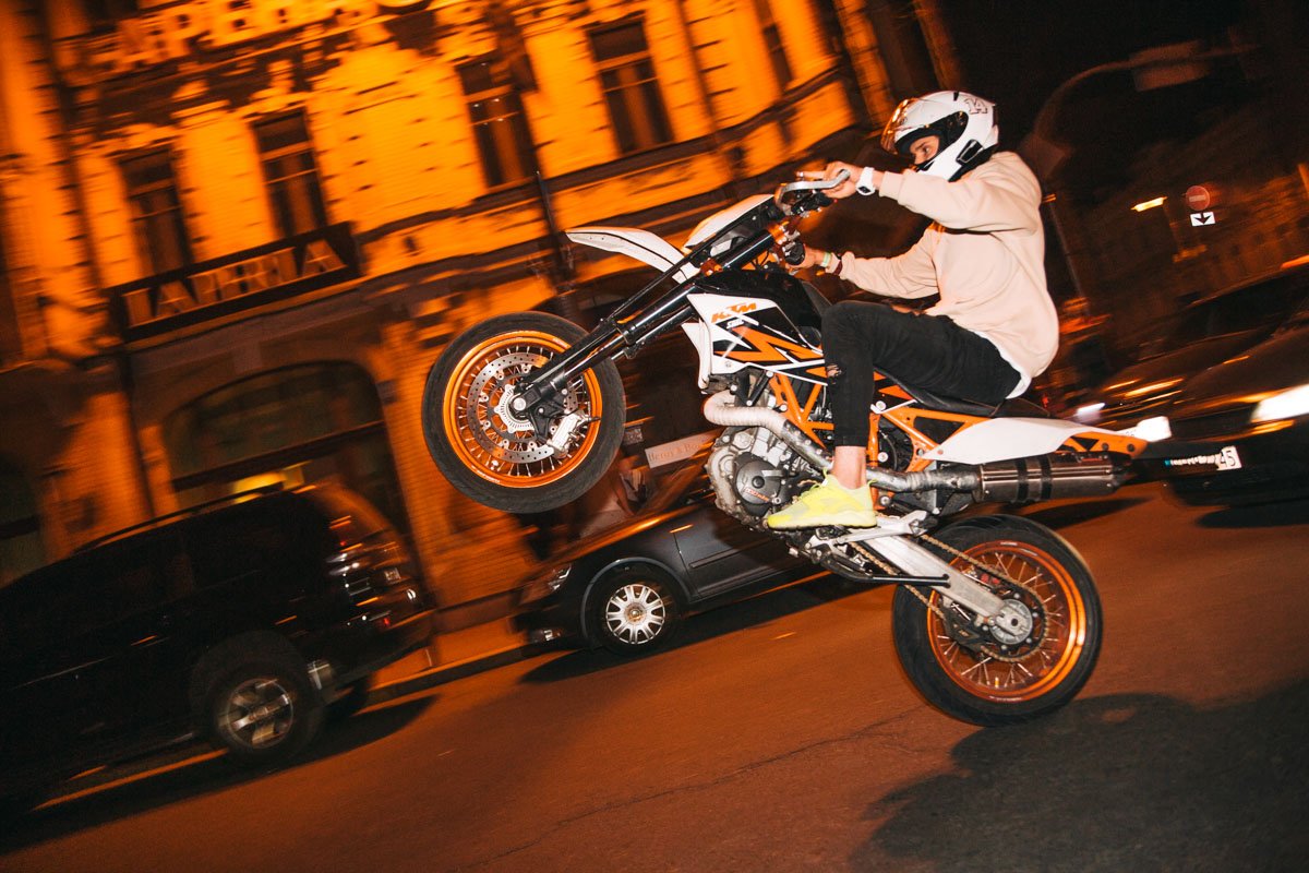 Эффектный проезд по всей Бессарабской площади на заднем колесе