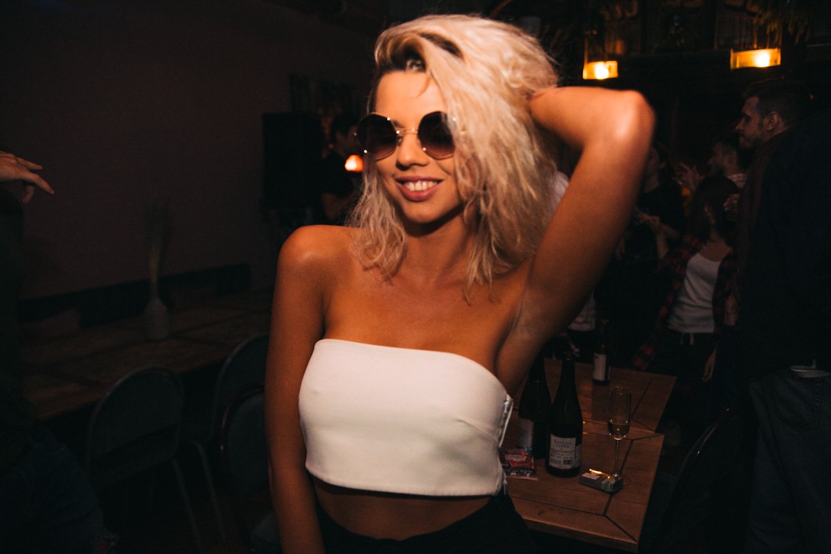 Блондинка на тусовке