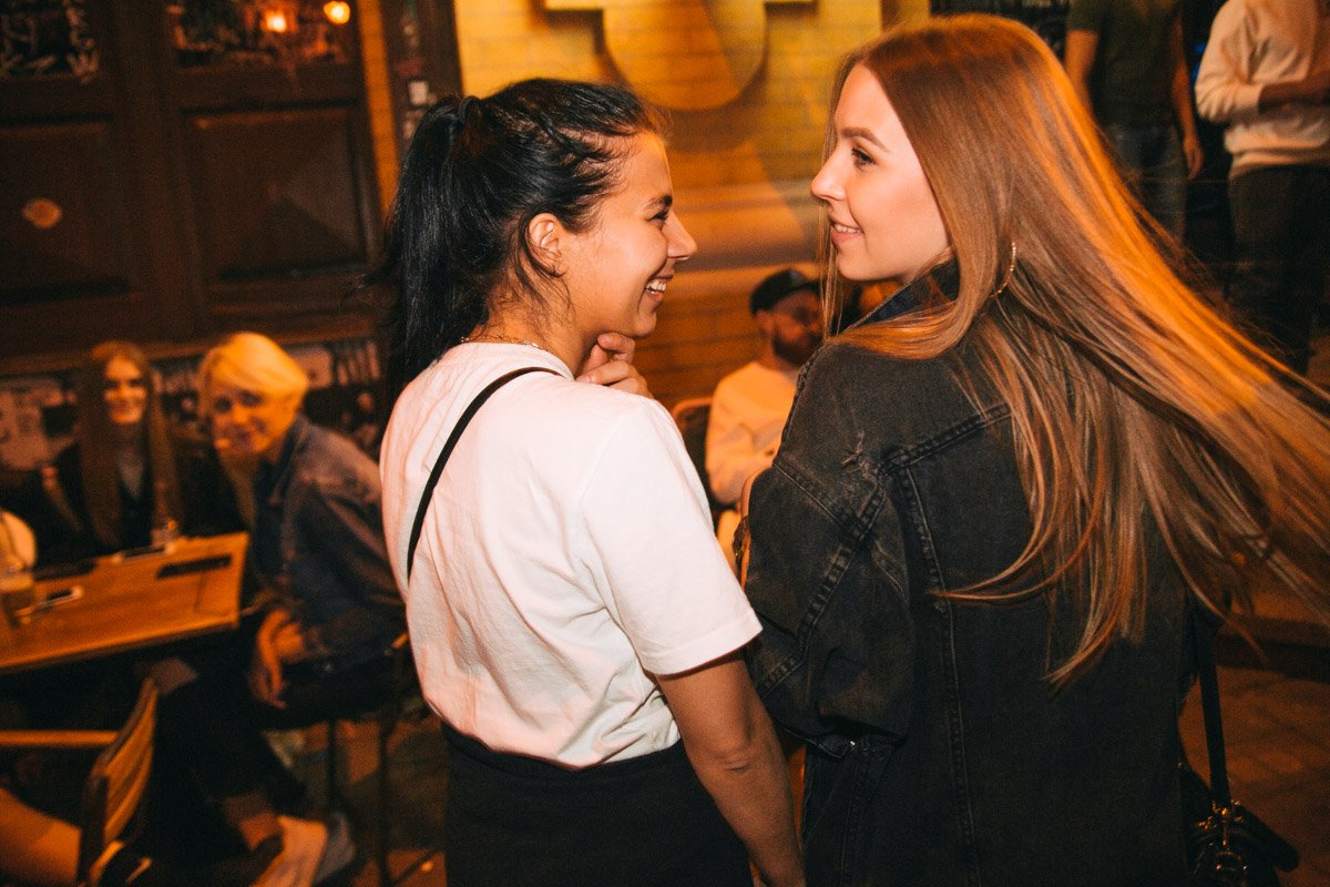 Молодежь хорошо проводит время