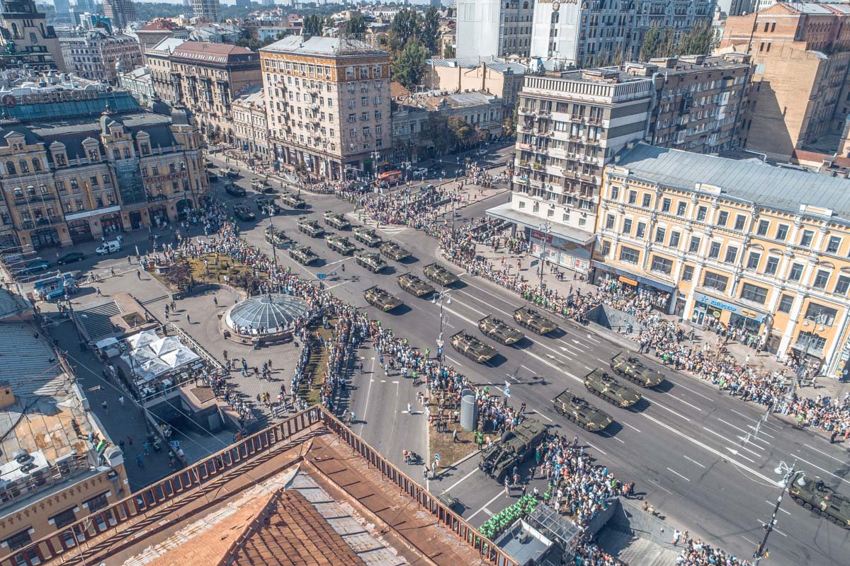Момент, когда поехала военная техника 