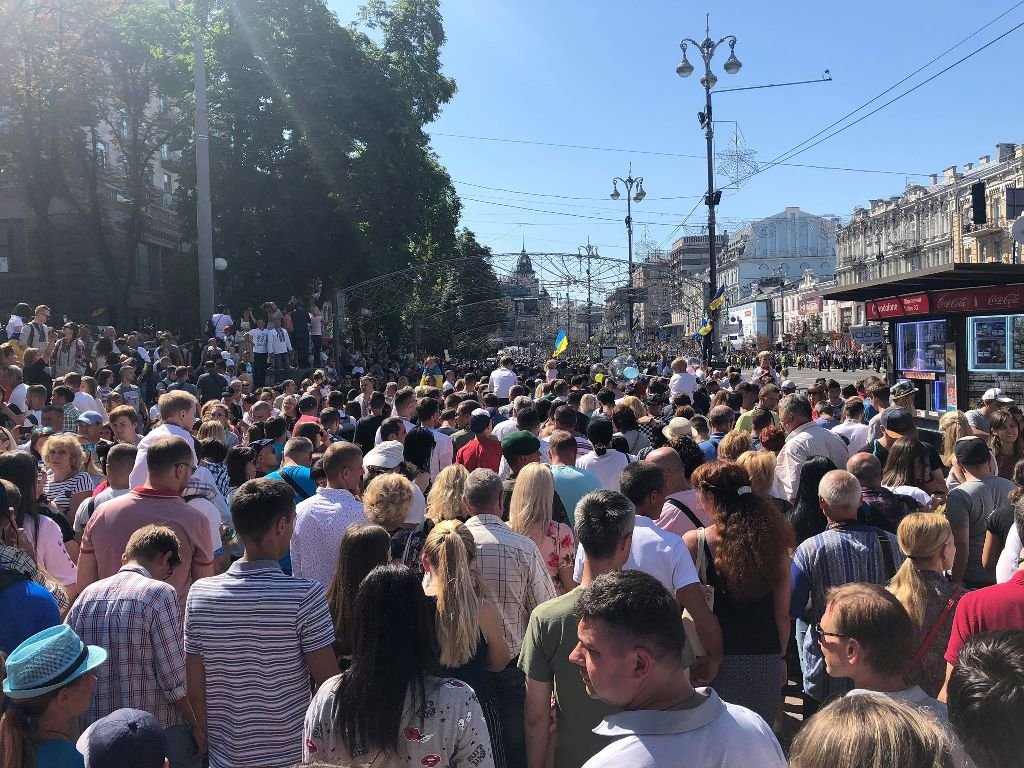 Толпа людей на Крещатике