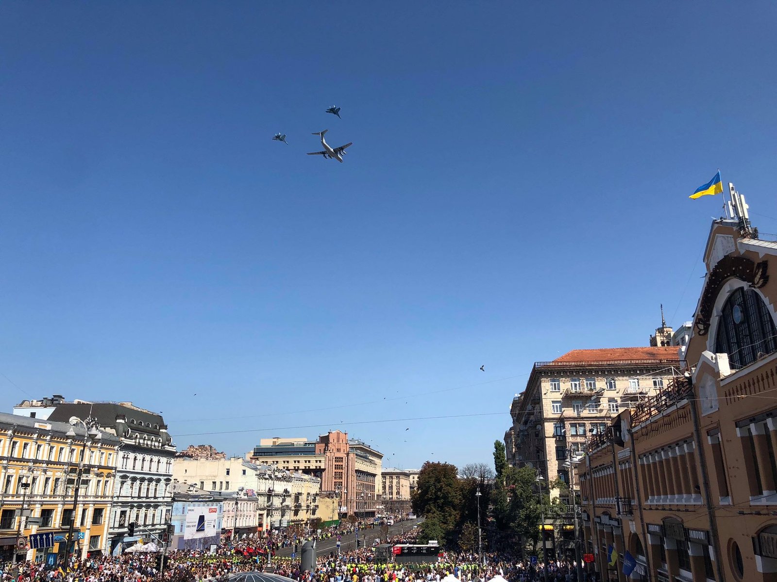 В небе появилась авиация