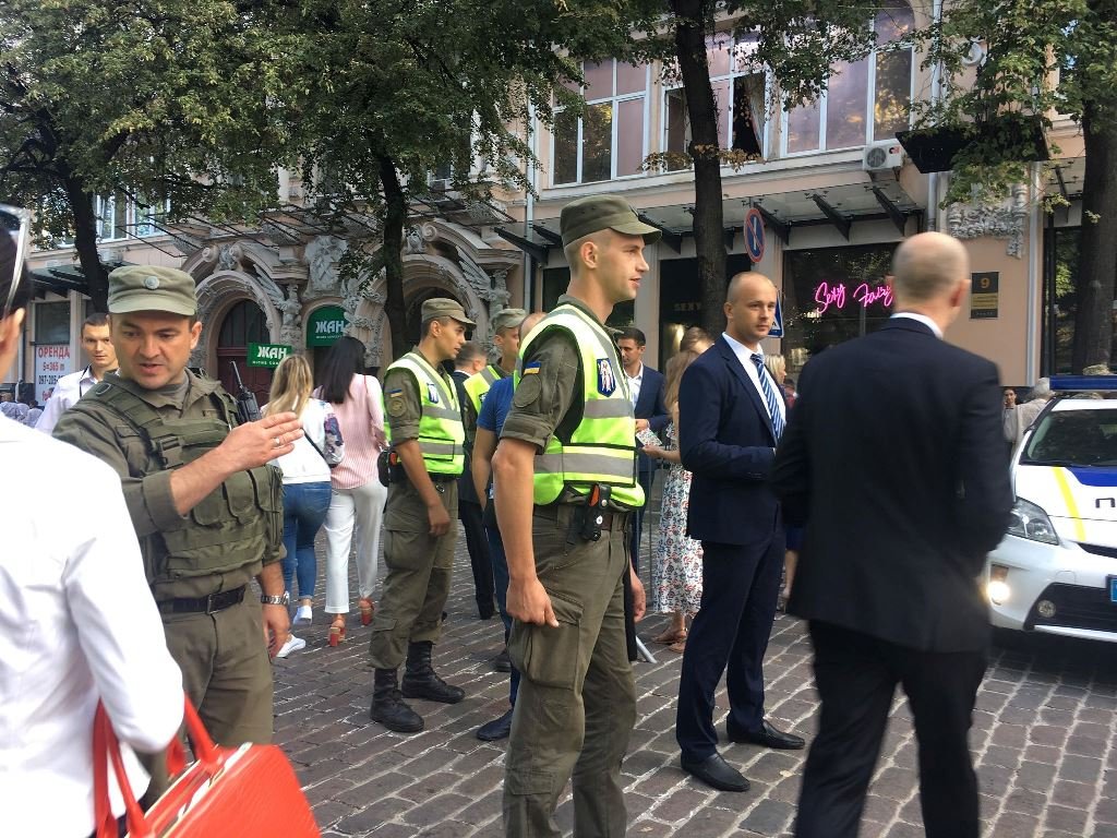 Только по приглашениям и пропускам