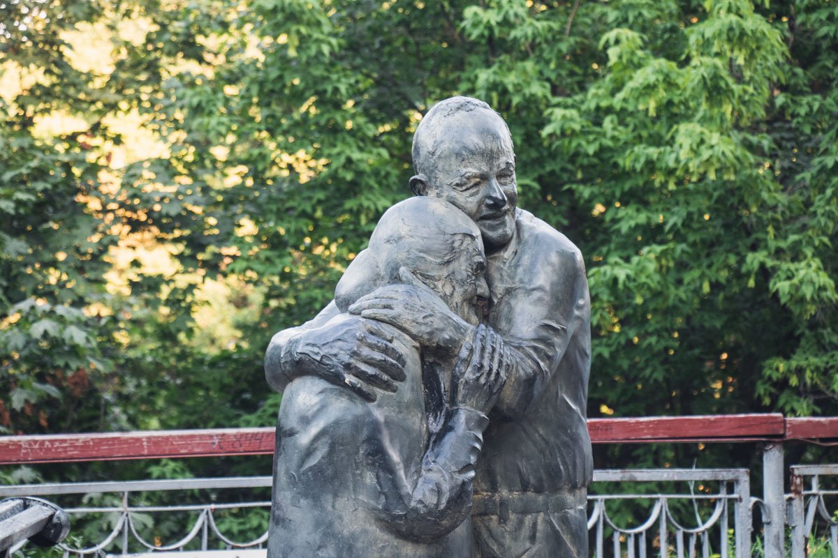 Памятник «Вечной любви» - о любви украинки и итальянского военнопленного солдата времен войны