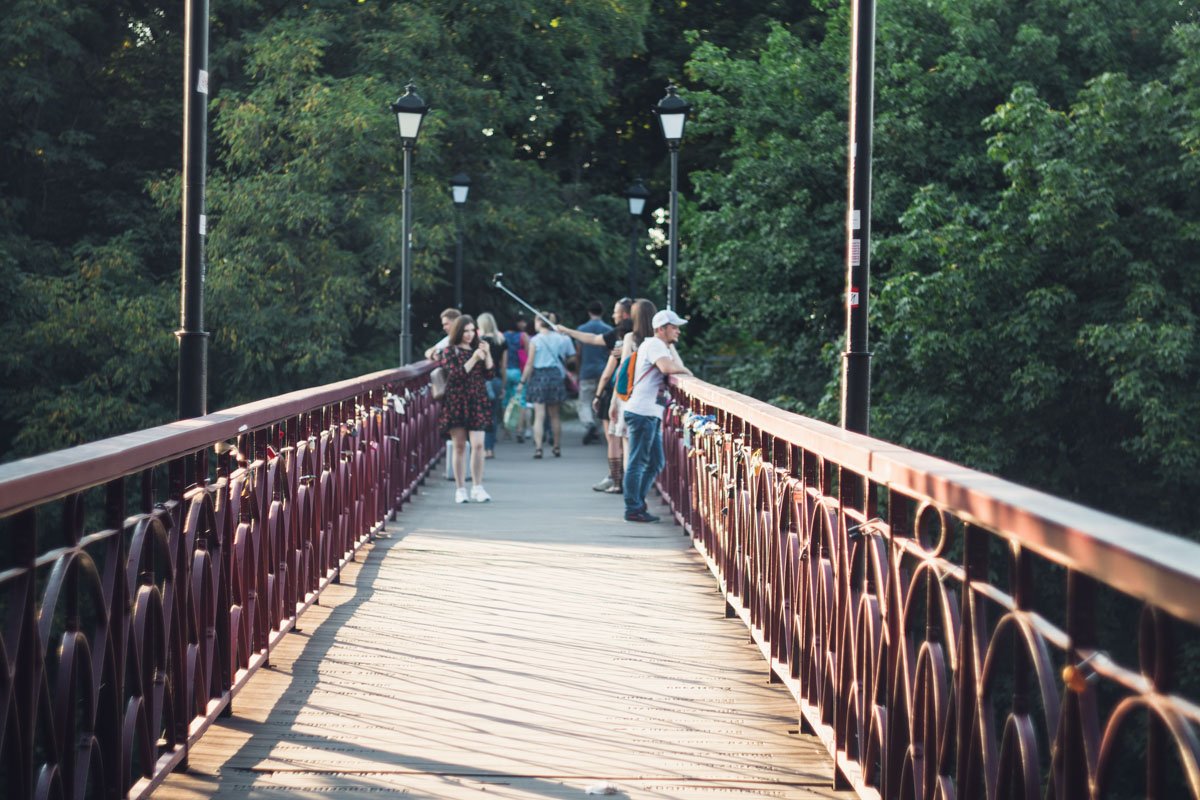 По традиции, влюбленные вешают здесь замок, а ключ от него выбрасывают в воду. Считается, пока висит замок, любовь не заканчивается