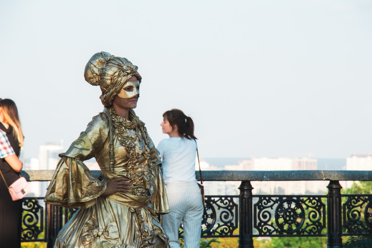 По парку ходят аниматоры в костюмах, с которыми можно сфотографироваться 