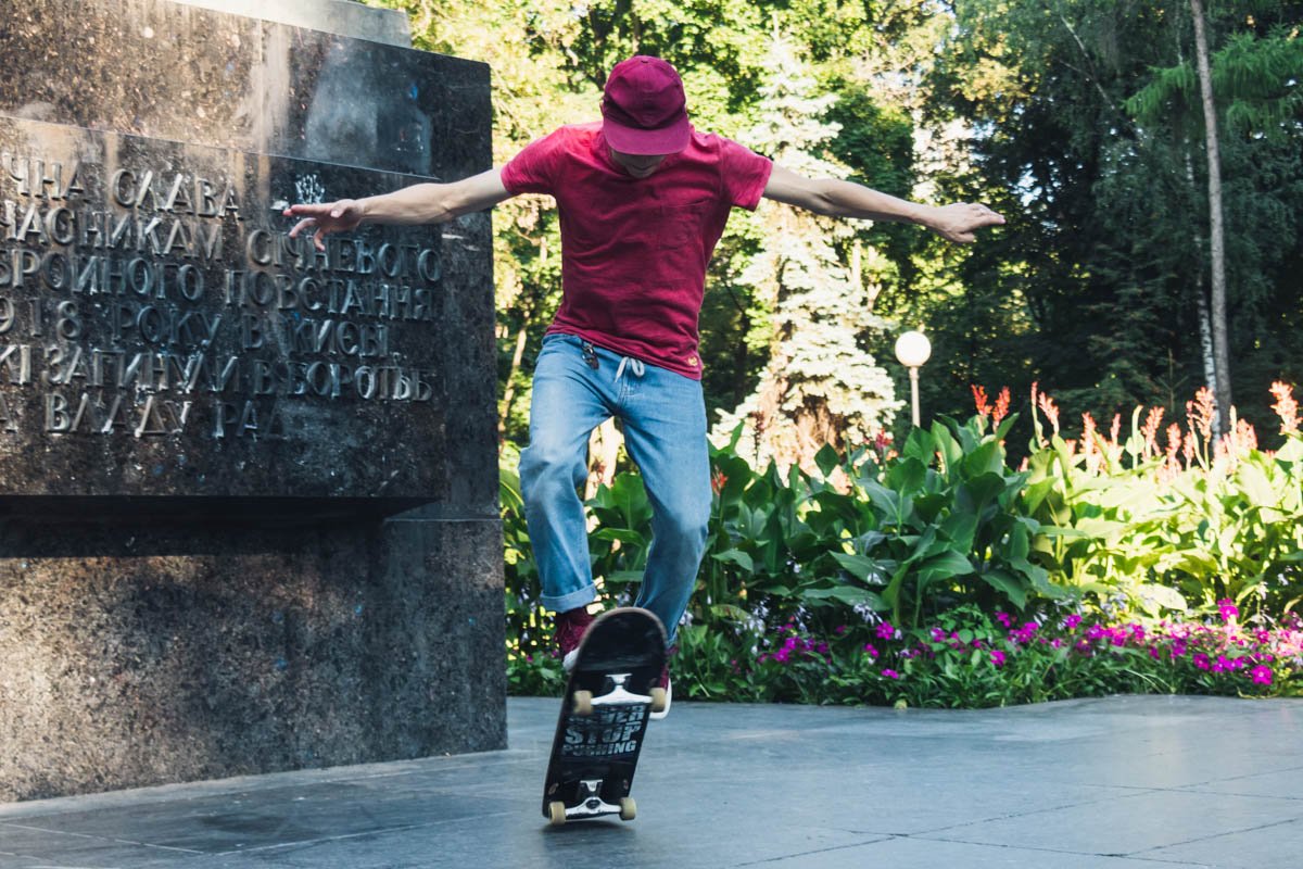 Большая территория Мариинского парка позволяет заняться активным отдыхом - прокатиться на велосипеде, на роликах или скейте 