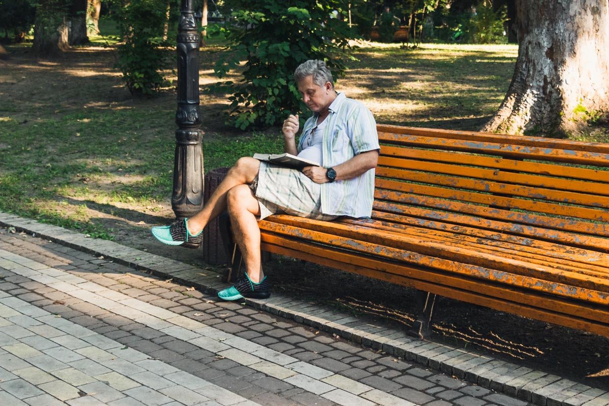 Под шум деревьев почитать любимую книгу - это ли не удовольствие? 