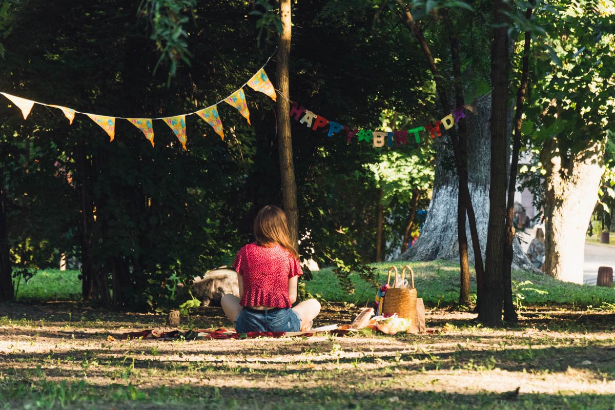 Захватите с собой плед и поваляйтесь на траве - это же здорово!