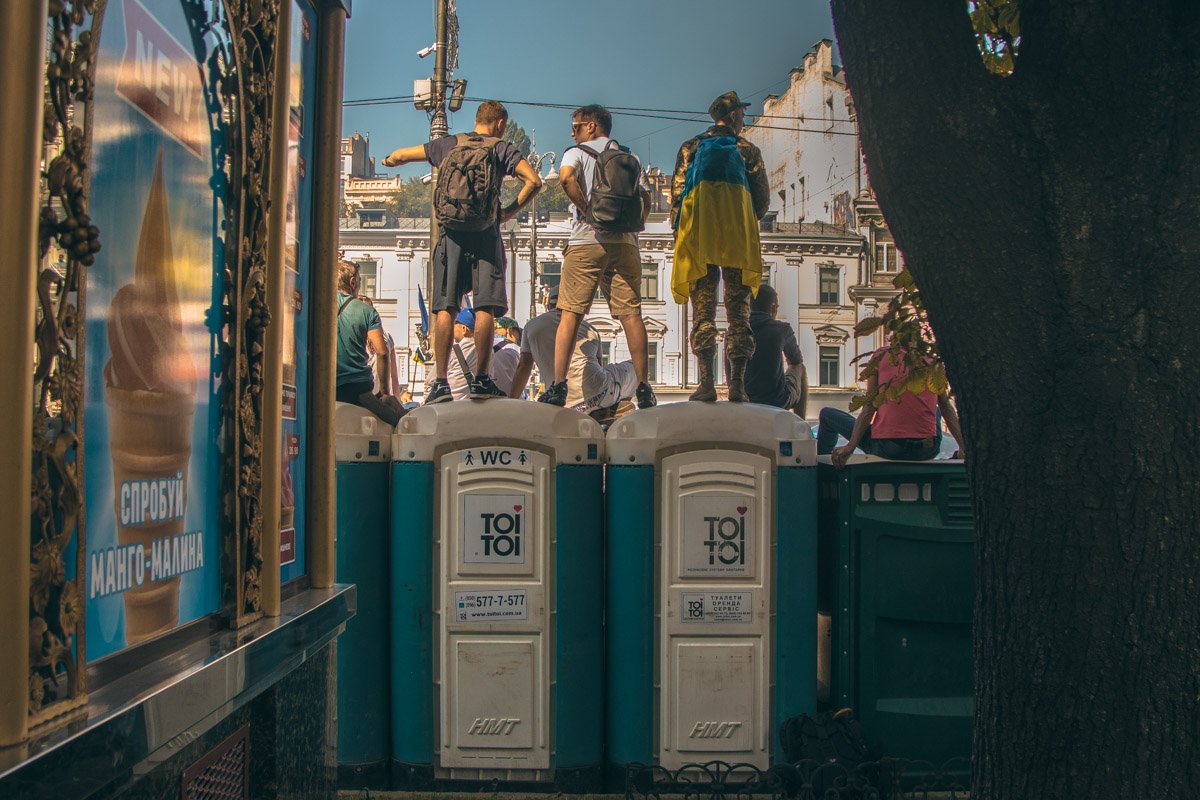 Мама, я смотрел парад на биотуалете!