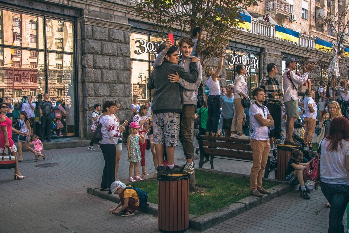 Ничего, что на мусорнике, ничего, что приходится обниматься. Главное - все посмотрели и получили удовольствие!