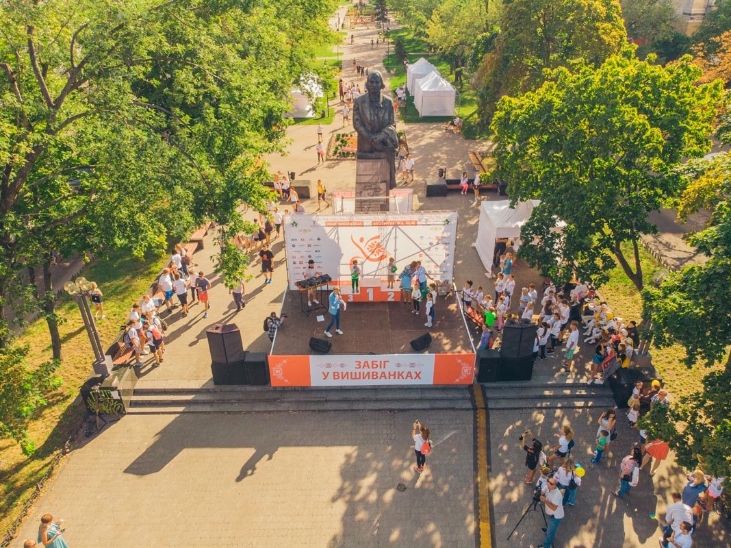 У участников забега была возможность пробежать пять дистанций: от 100 метров до 10 километров У участников забега была возможность пробежать пять дистанций: от 100 метров до 10 километров